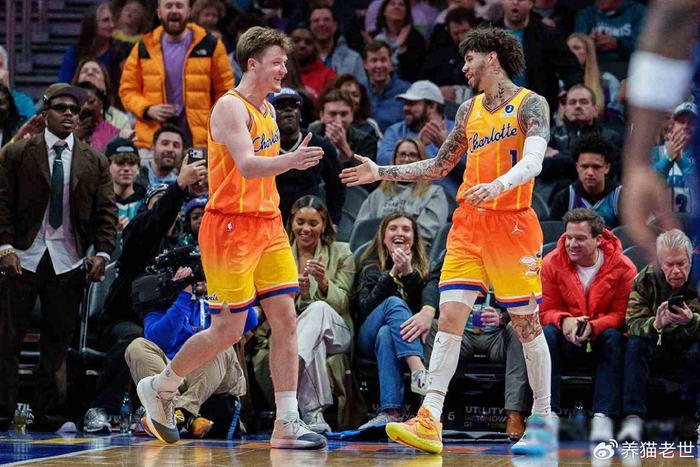 mk体育-黄蜂三分线外暗流涌动，两人抢破头却没人喊加油|罗齐尔|鲍尔|三分球|波士顿凯尔特人队|特里-罗齐尔_新浪体育_新浪新闻